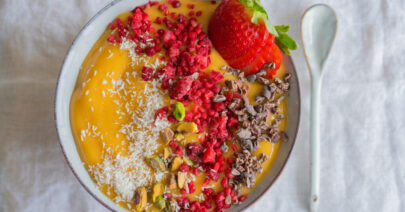 I absolutely love mangoes. And smoothie bowls. Let's combine the two and make a colorful and healthy mango smoothie bowl!