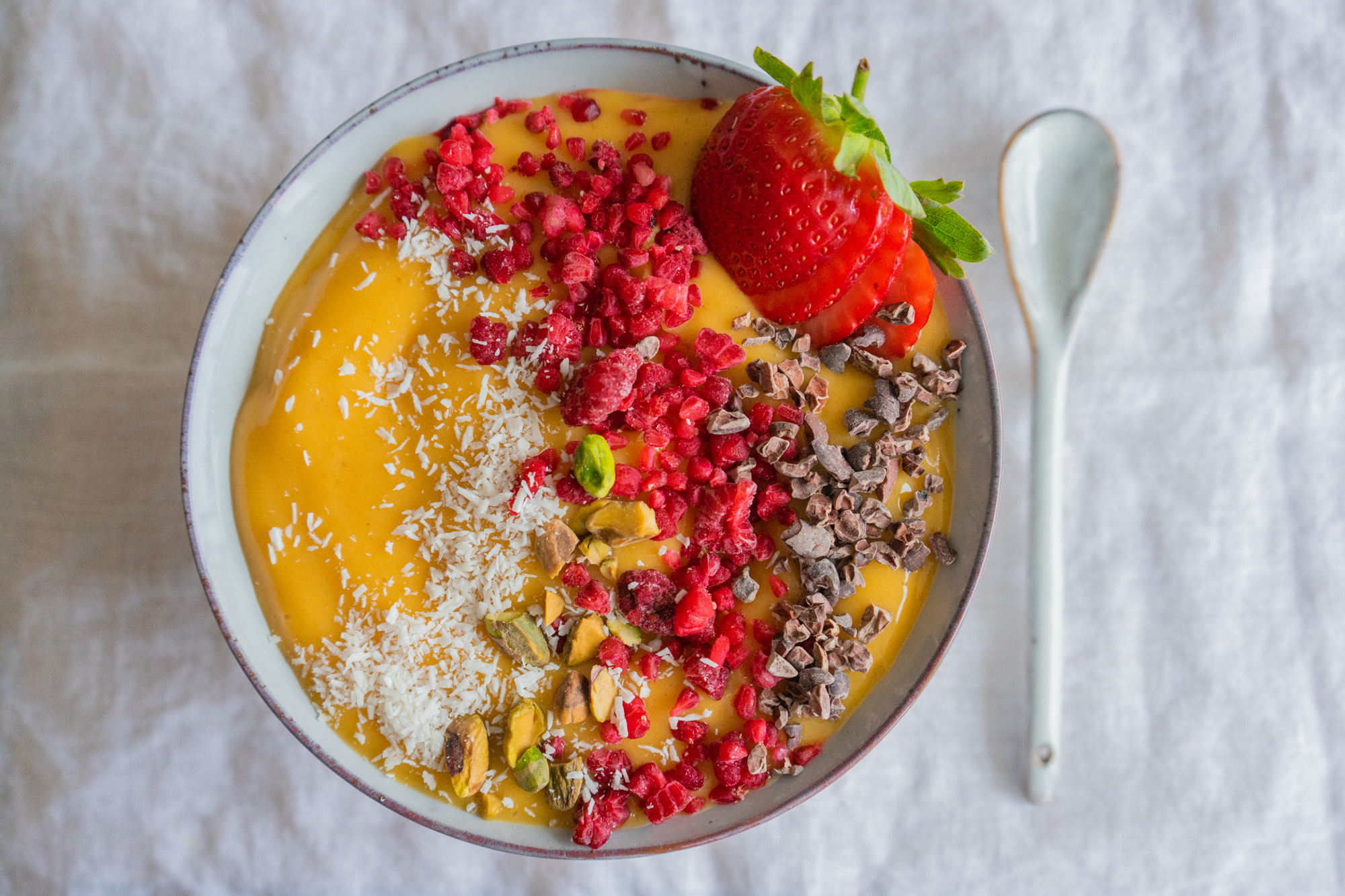 I absolutely love mangoes. And smoothie bowls. Let's combine the two and make a colorful and healthy mango smoothie bowl!