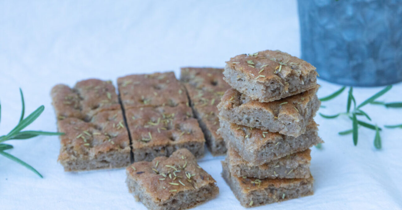 Grov focaccia med spelt og rug, toppet med rosmarin