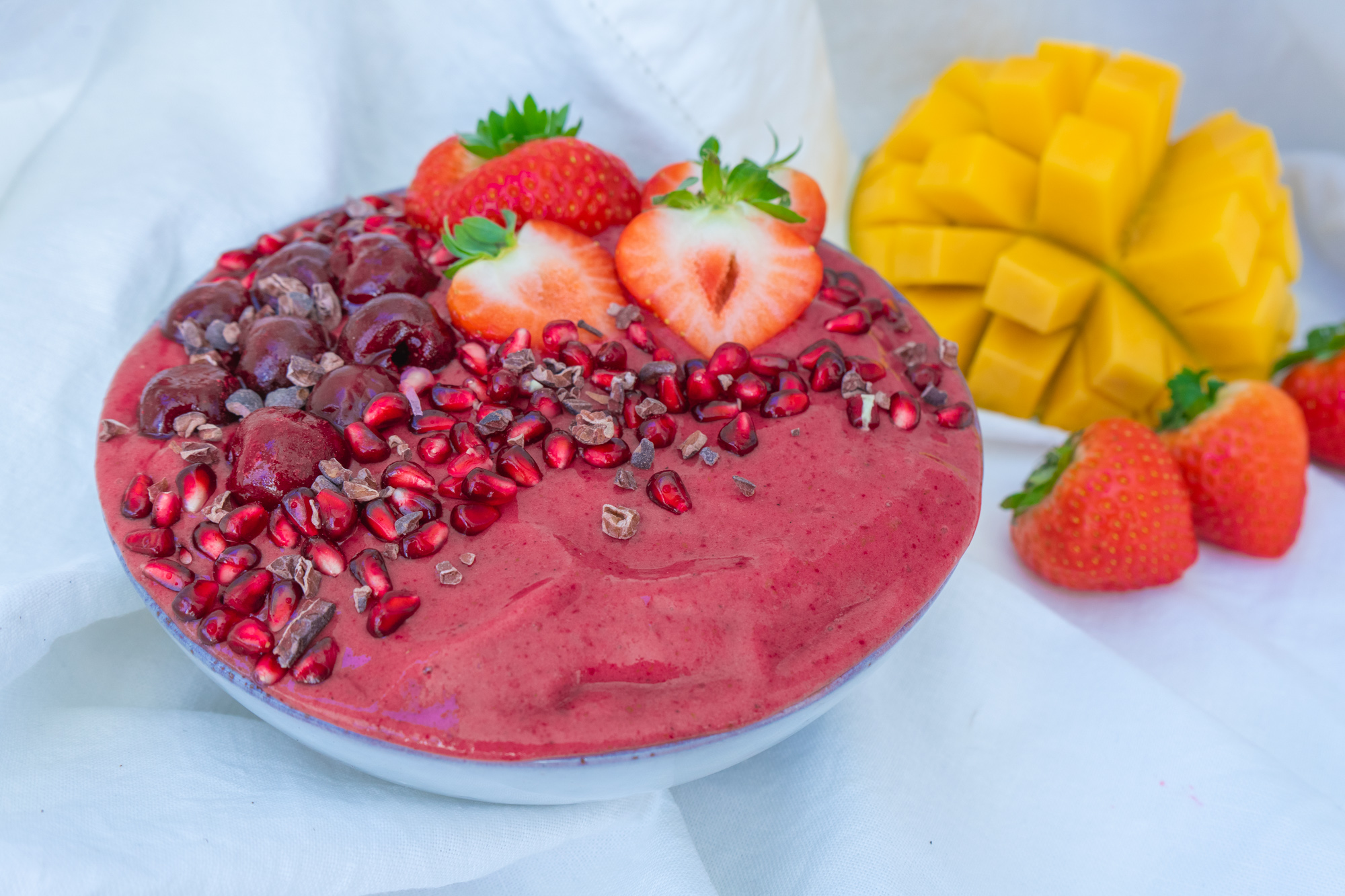 Kirsebær-"smoothie bowl" med frisk og fargerik topping