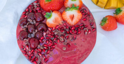 Kremet kirsebærsmoothie toppet med fargerik frukt og bær