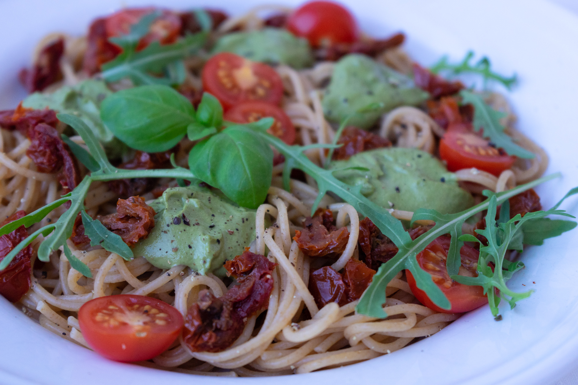 En fargerik pastarett med hjemmelaget pesto og soltørkede tomater