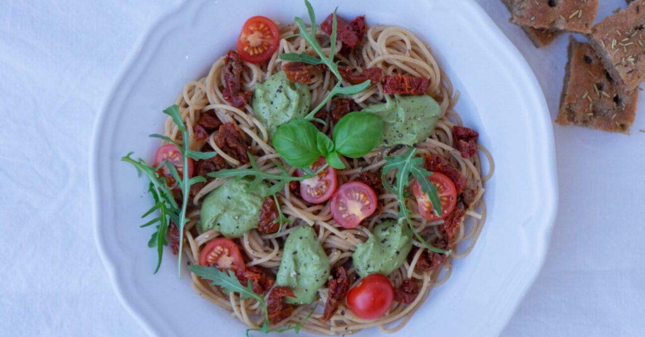 Pasta med hjemmelaget pesto, soltørkede tomater, ferske tomater og ruccola