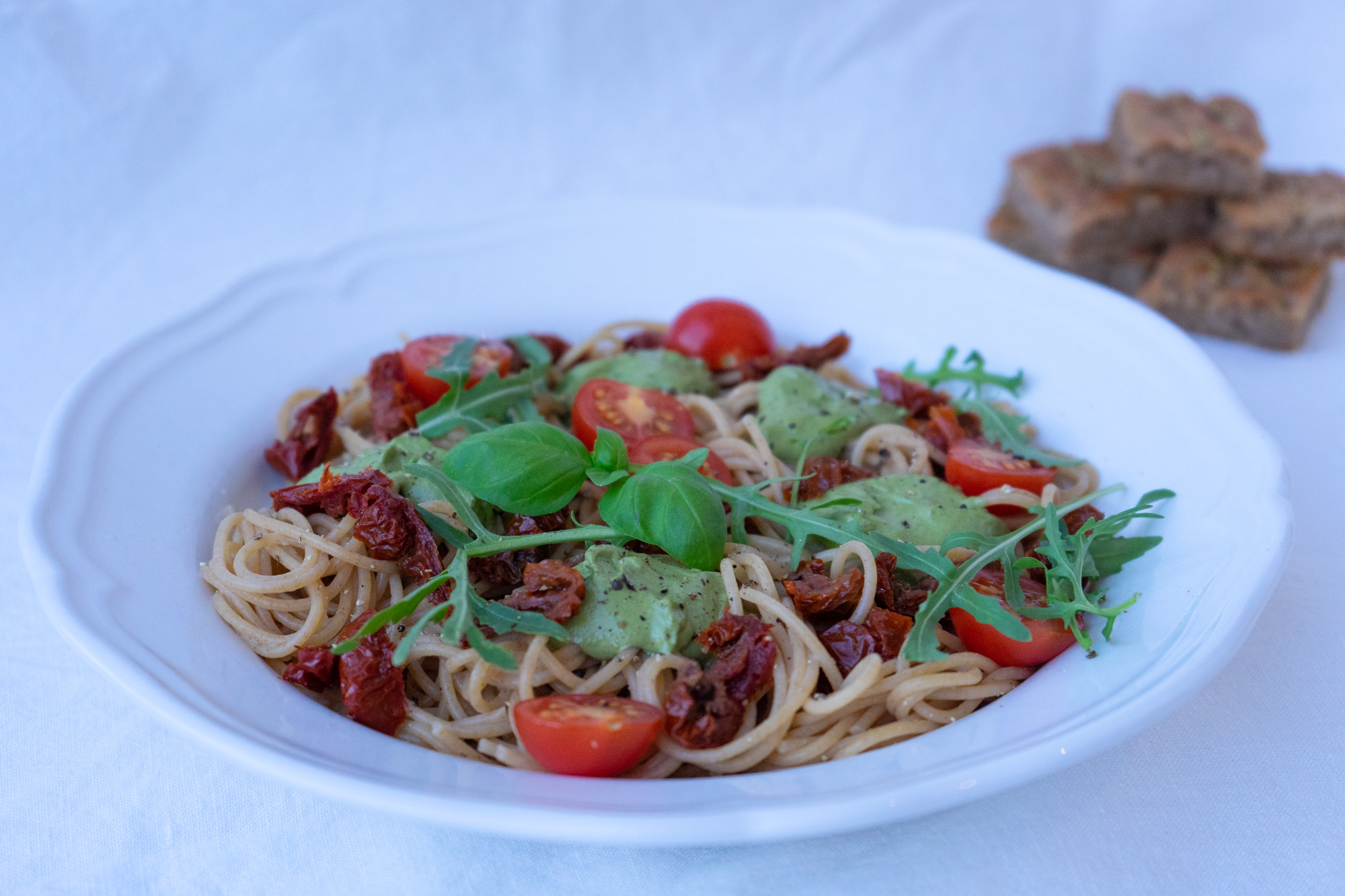 Enkel pastarett med hjemmelaget pesto og soltørkede tomater