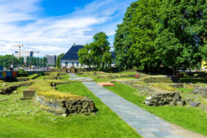 Ruinene etter Sankt Hallvardskatedralen i Minneparken i Oslo. Oslo Ladegård i bakgrunnen.