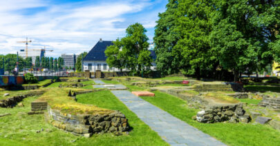 Ruinene etter Sankt Hallvardskatedralen i Minneparken i Oslo. Oslo Ladegård i bakgrunnen.